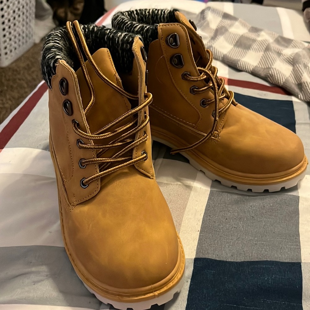 YO/KI  hiking boots never worn